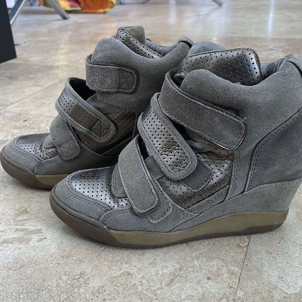 LAST DAY DEC. 10.  
. MOVING. ASH GRAY SÍLVER WEDGES SNEAKERS. LEATHER